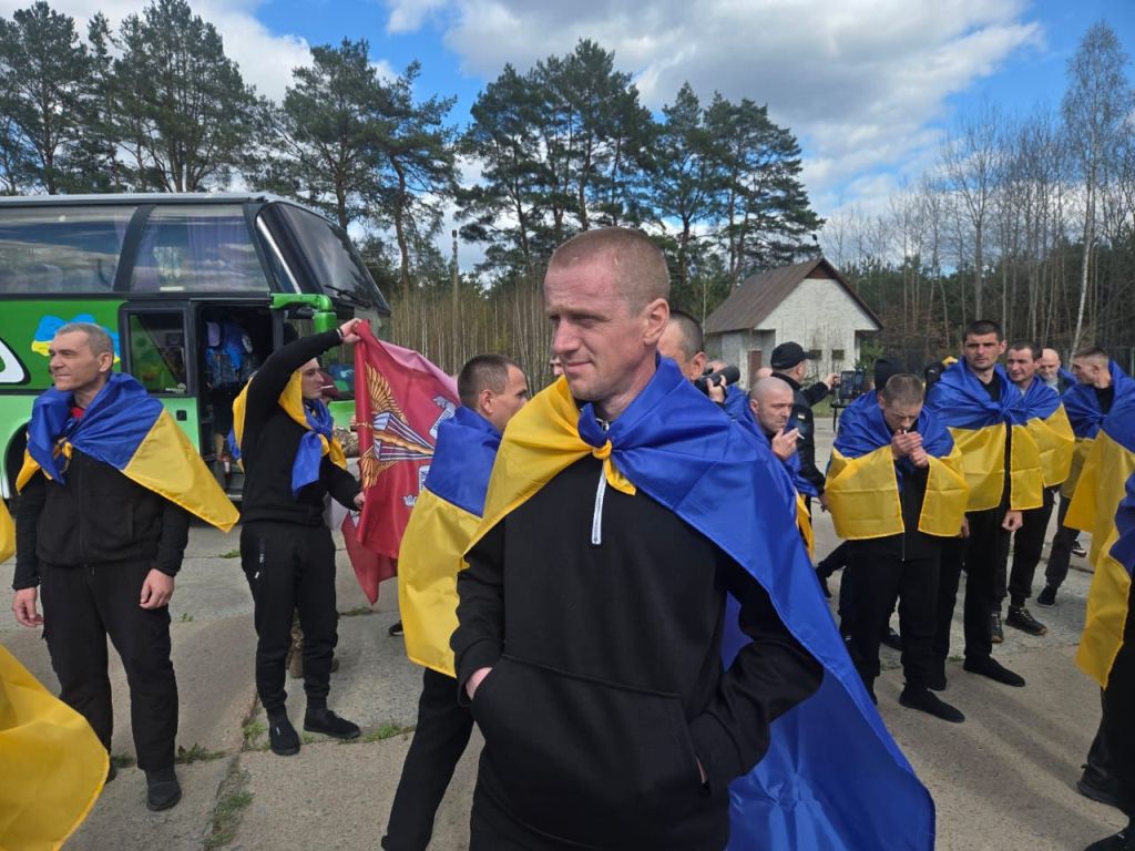 Наші - вдома! В Україну з полону повертаються 193 військовослужбовці