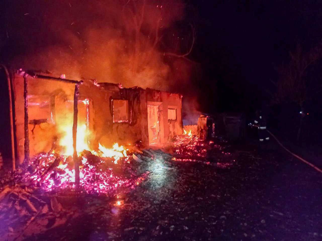 Ворог вночі вдарив по місту Рені: двоє постраждалих, уражено будинки та автівки