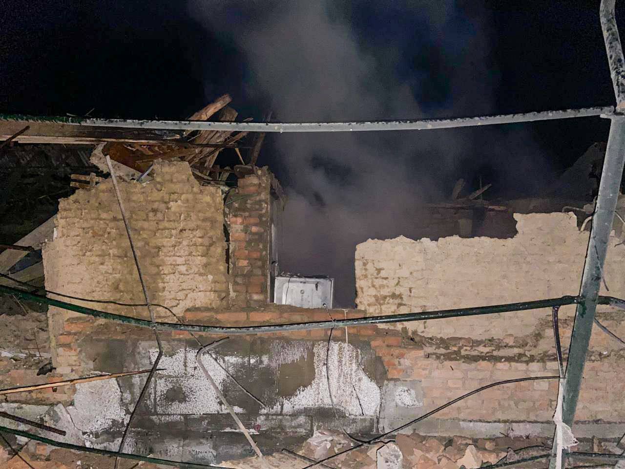 Ворог вночі вдарив по місту Рені: двоє постраждалих, уражено будинки та автівки