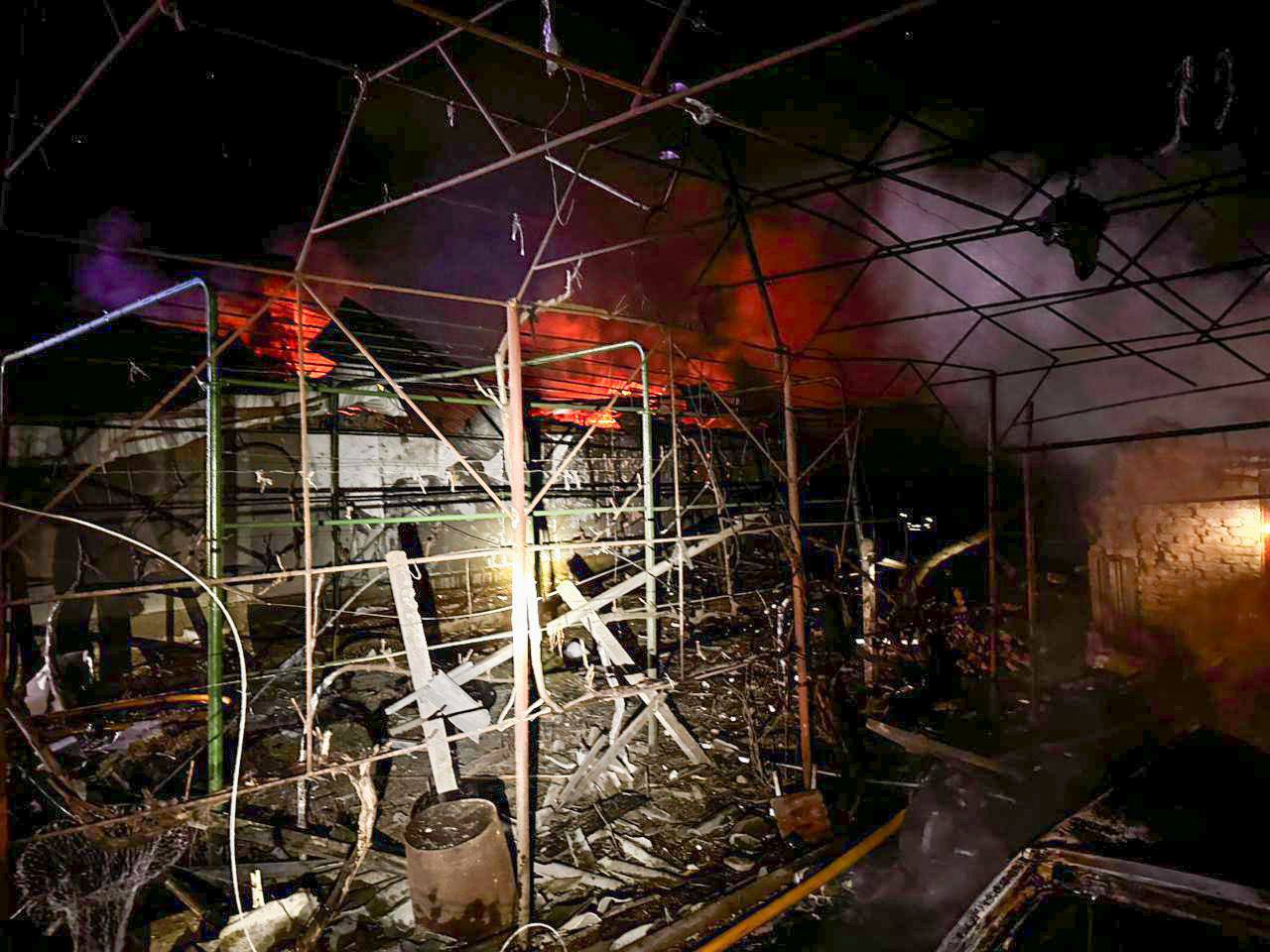 Ворог вночі вдарив по місту Рені: двоє постраждалих, уражено будинки та автівки