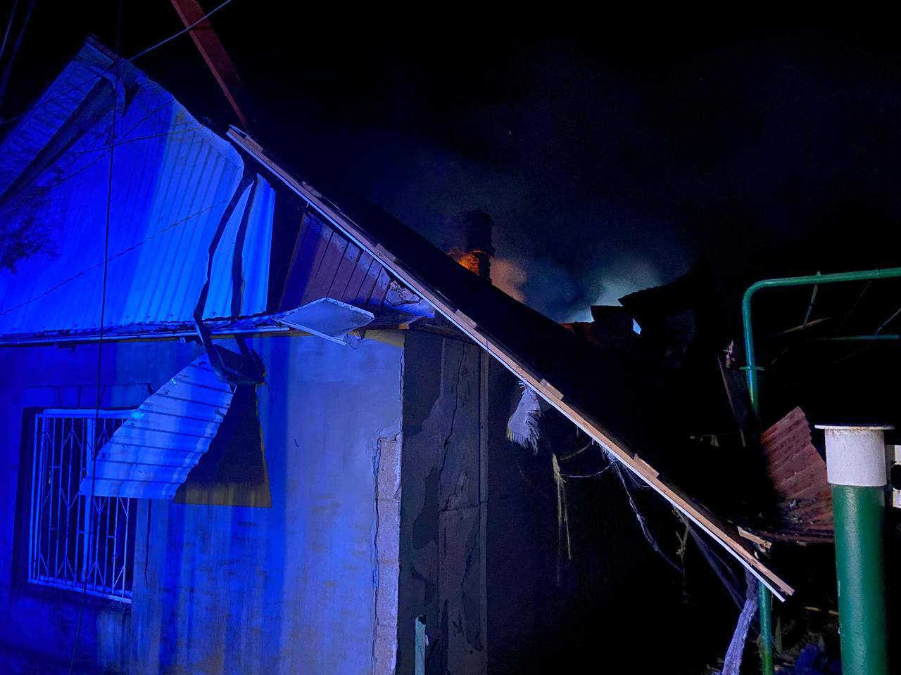 Ворог вночі вдарив по місту Рені: двоє постраждалих, уражено будинки та автівки