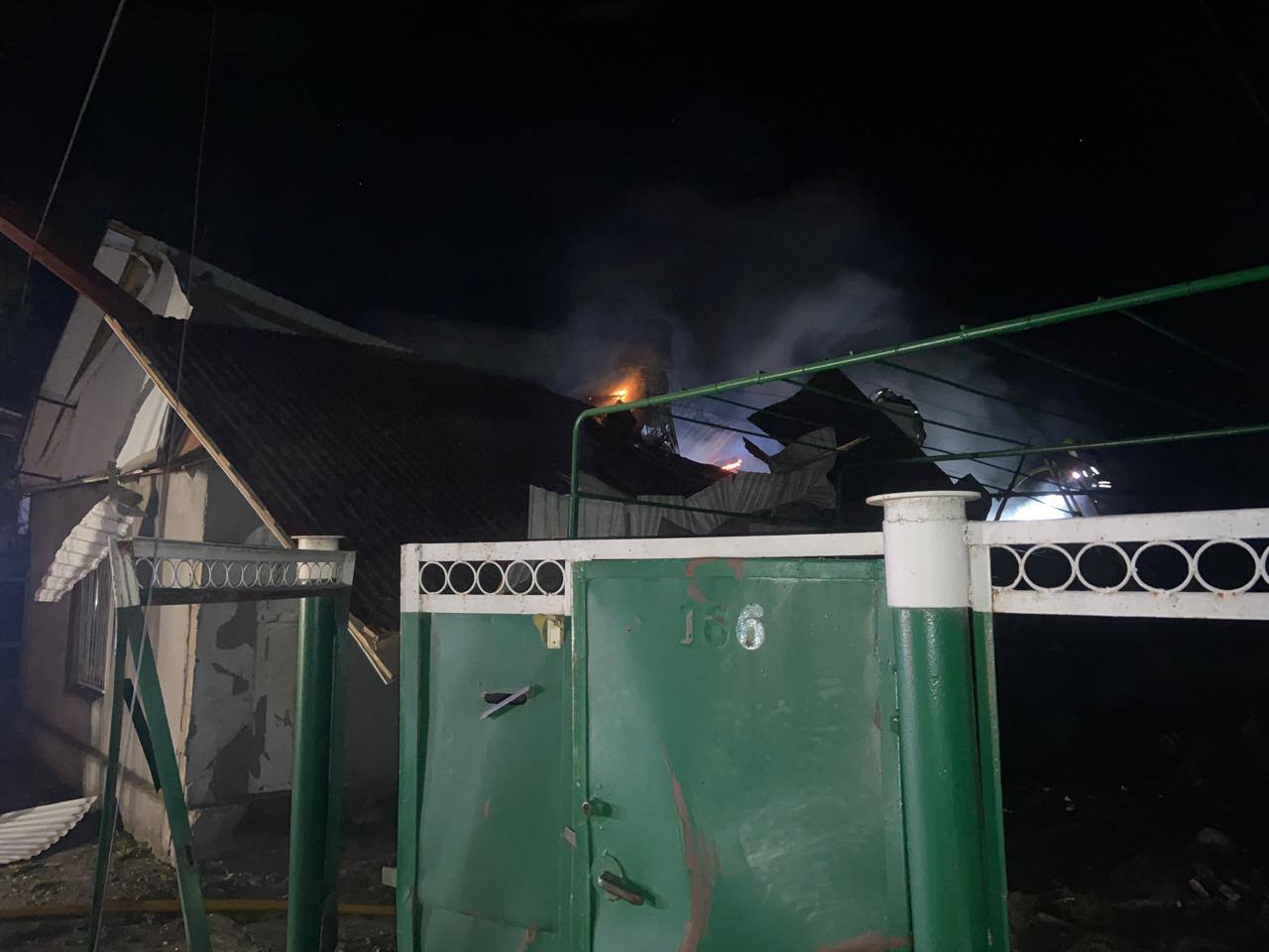 Ворог вночі вдарив по місту Рені: двоє постраждалих, уражено будинки та автівки