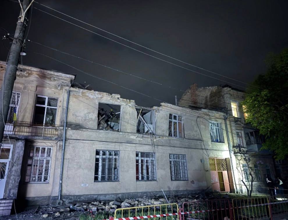 Вночі ворог здійснив кілька хвиль масованих атак по цивільній інфраструктурі Одеси
