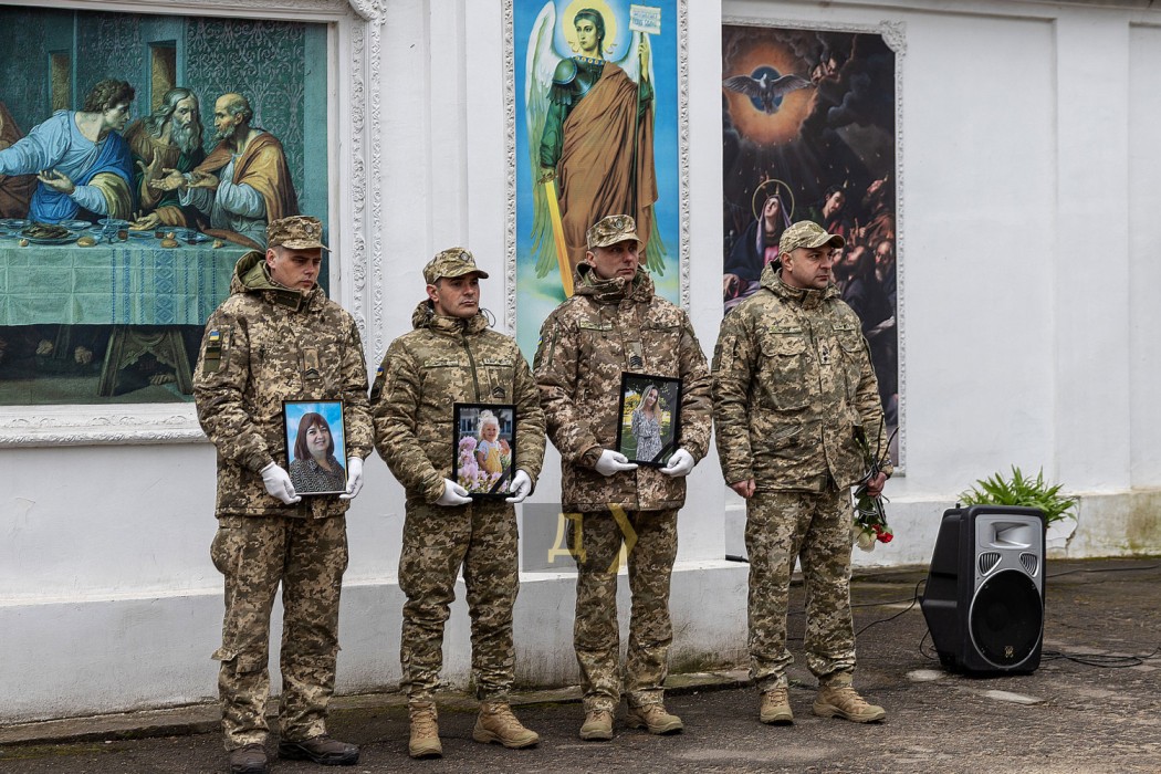 В Одесі простилися з дворічною дівчинкою, її матір'ю та сусідкою-прикордонницею, які загинули від атаки на місто