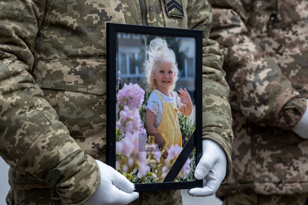 В Одесі простилися з дворічною дівчинкою, її матір'ю та сусідкою-прикордонницею, які загинули від атаки на місто