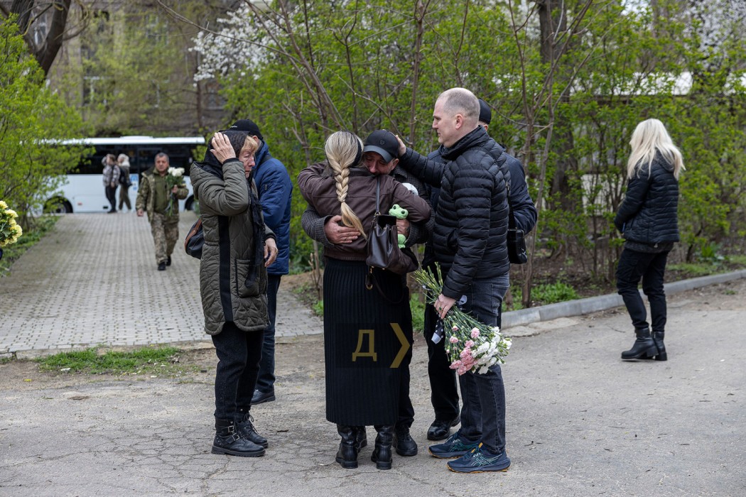 В Одесі простилися з дворічною дівчинкою, її матір'ю та сусідкою-прикордонницею, які загинули від атаки на місто