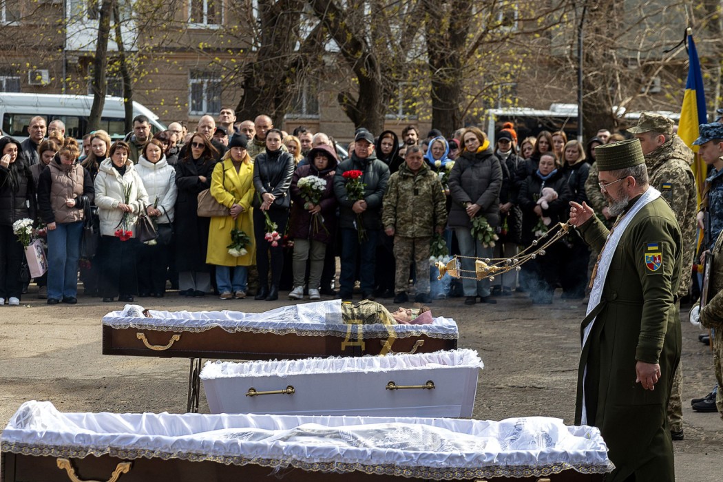 В Одесі простилися з дворічною дівчинкою, її матір'ю та сусідкою-прикордонницею, які загинули від атаки на місто