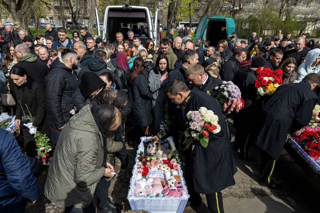 В Одесі простилися з дворічною дівчинкою, її матір'ю та сусідкою-прикордонницею, які загинули від атаки на місто