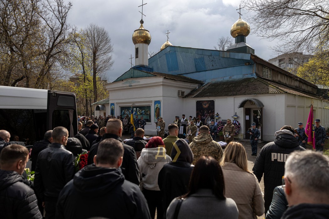 В Одесі простилися з дворічною дівчинкою, її матір'ю та сусідкою-прикордонницею, які загинули від атаки на місто