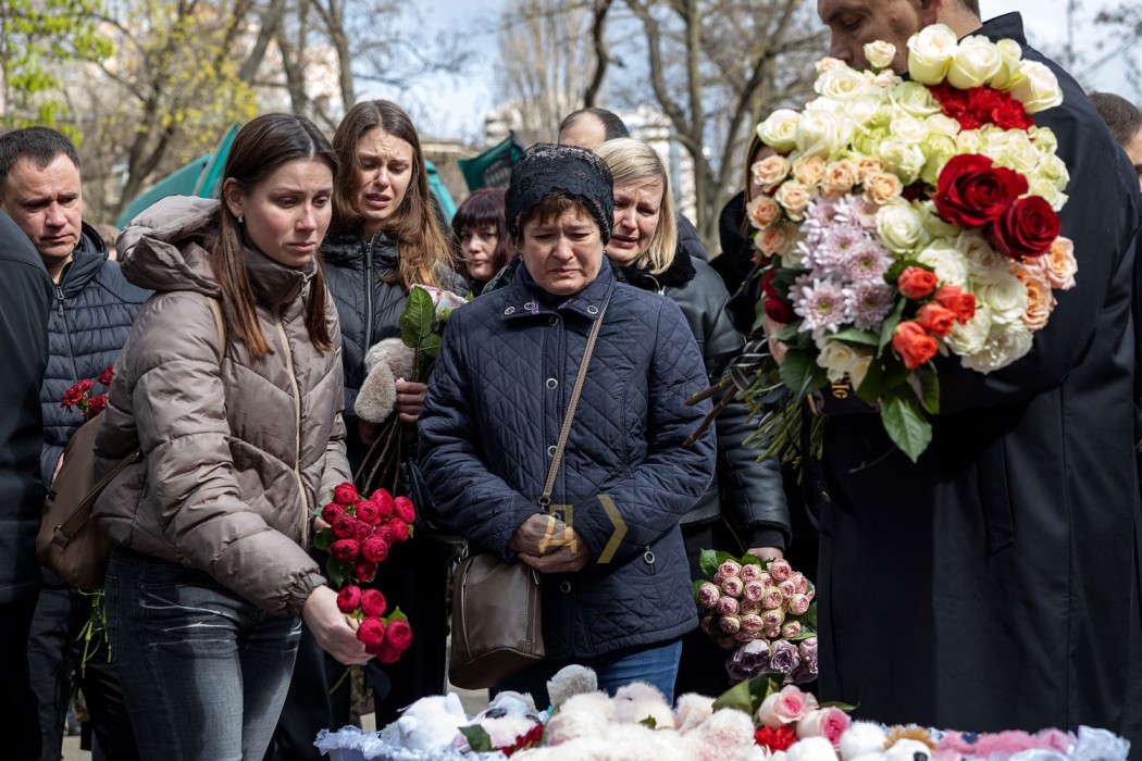 В Одесі простилися з дворічною дівчинкою, її матір'ю та сусідкою-прикордонницею, які загинули від атаки на місто