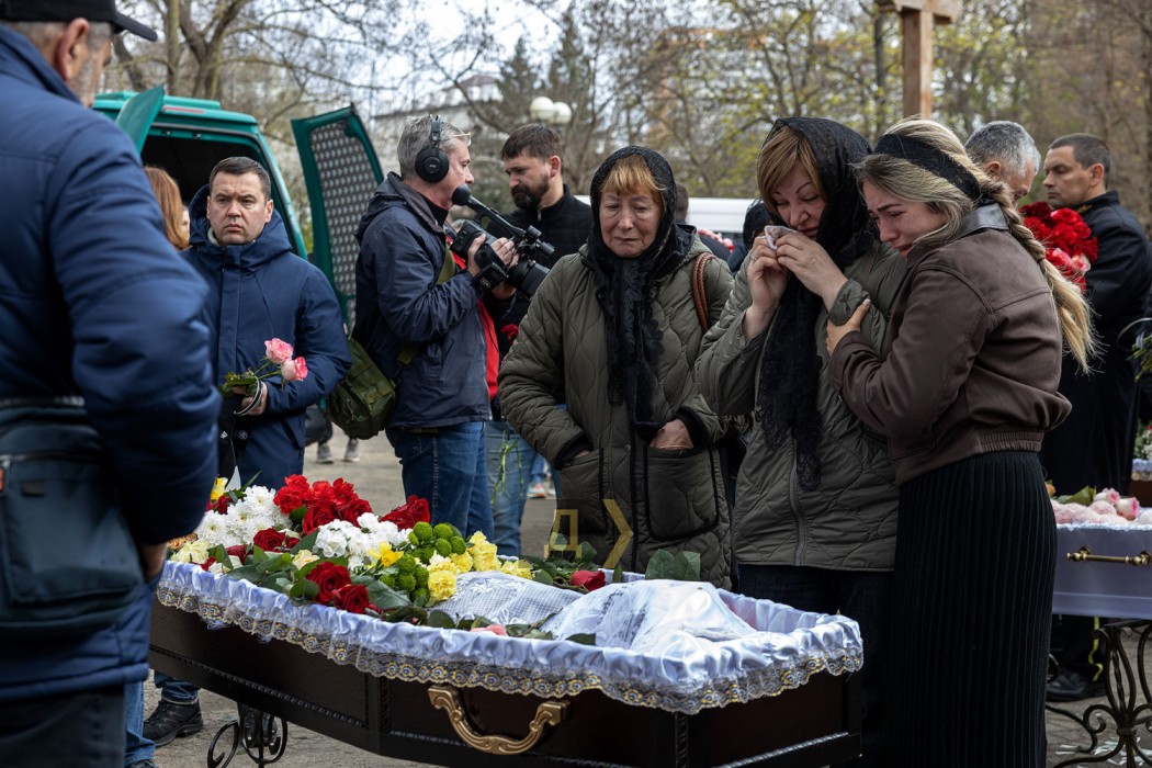 В Одесі простилися з дворічною дівчинкою, її матір'ю та сусідкою-прикордонницею, які загинули від атаки на місто