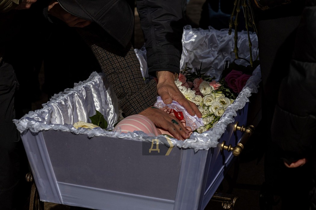 В Одесі простилися з дворічною дівчинкою, її матір'ю та сусідкою-прикордонницею, які загинули від атаки на місто