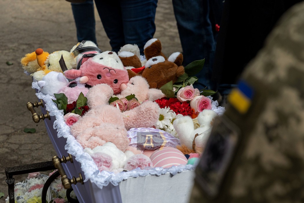 В Одесі простилися з дворічною дівчинкою, її матір'ю та сусідкою-прикордонницею, які загинули від атаки на місто