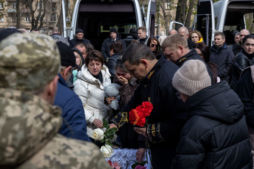 В Одесі простилися з дворічною дівчинкою, її матір'ю та сусідкою-прикордонницею, які загинули від атаки на місто