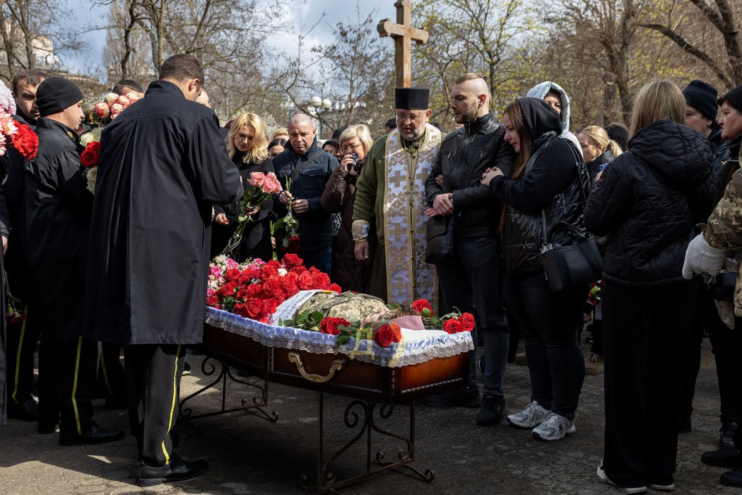 В Одесі простилися з дворічною дівчинкою, її матір'ю та сусідкою-прикордонницею, які загинули від атаки на місто