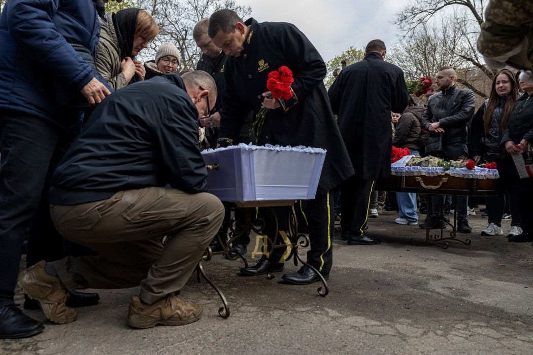 В Одесі простилися з дворічною дівчинкою, її матір'ю та сусідкою-прикордонницею, які загинули від атаки на місто