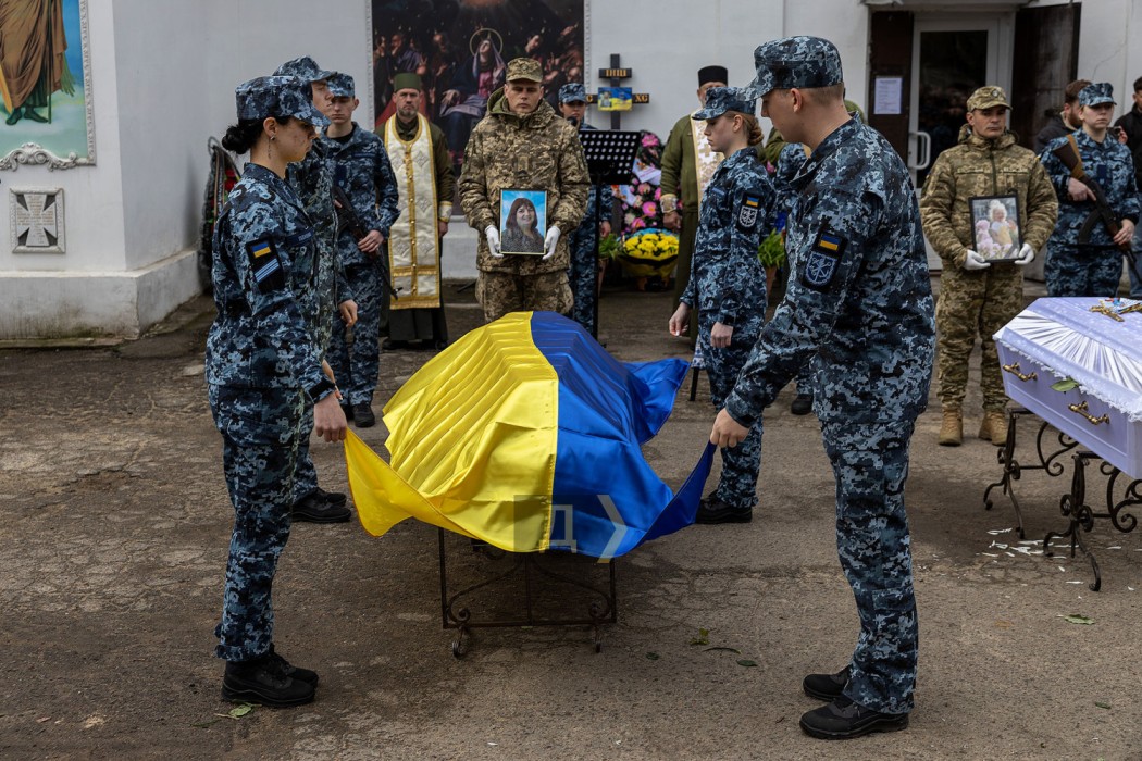 В Одесі простилися з дворічною дівчинкою, її матір'ю та сусідкою-прикордонницею, які загинули від атаки на місто