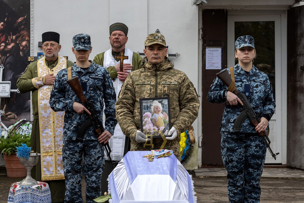 В Одесі простилися з дворічною дівчинкою, її матір'ю та сусідкою-прикордонницею, які загинули від атаки на місто