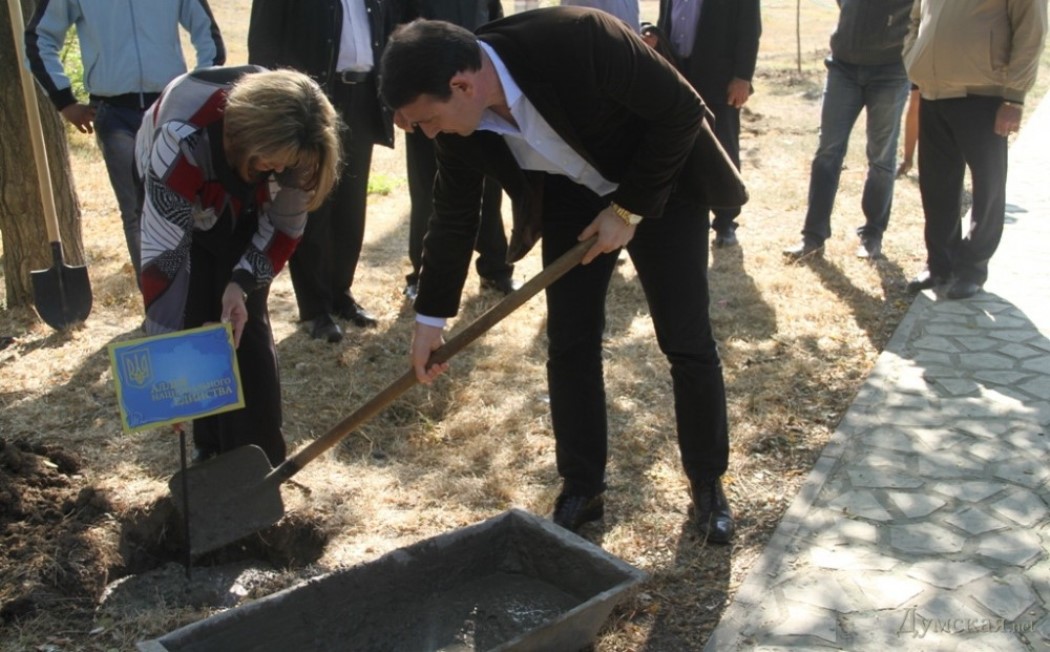 Іронія долі та пам’ять коріння: у Болграді висадили Алею вдячності там, де десять років тому не прижилася «політика»