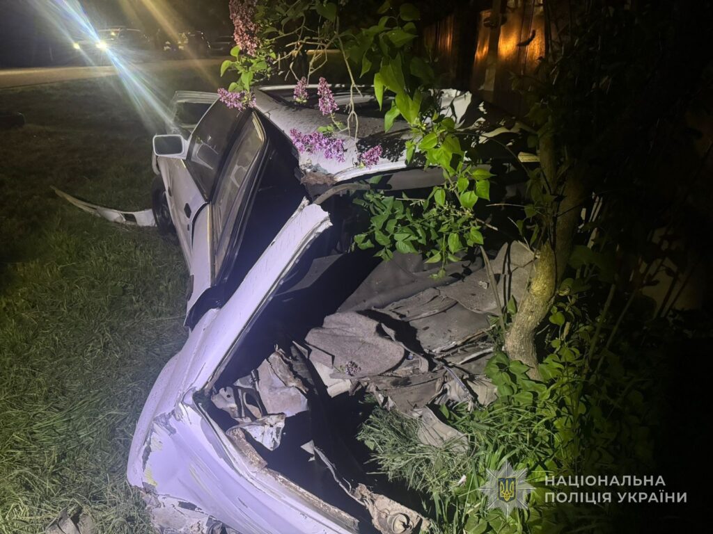 На Одещині 19-річний водій «BMW» без прав врізався в електроопору: травмовано двох дівчат