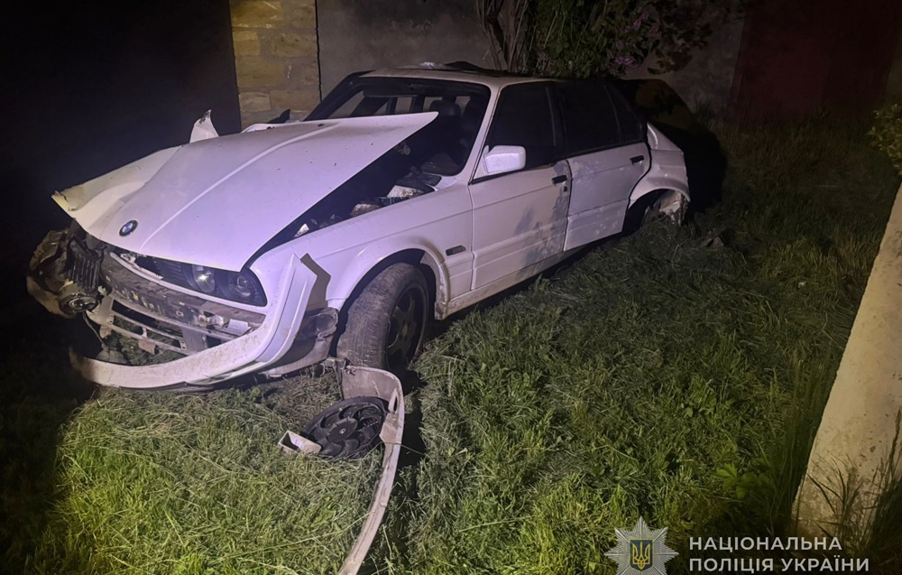 На Одещині 19-річний водій «BMW» без прав врізався в електроопору: травмовано двох дівчат