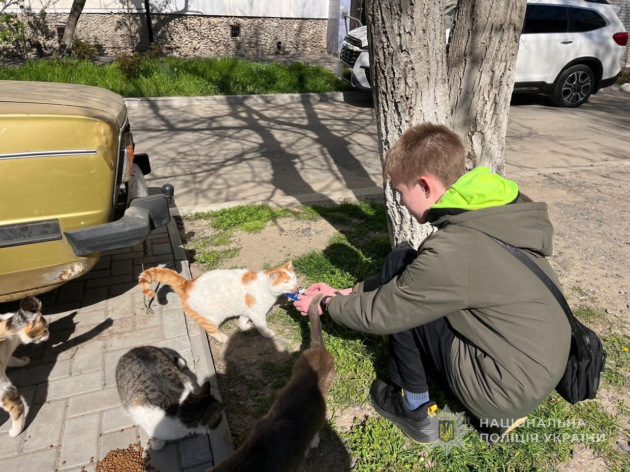 Ізмаїльські поліцейські зробили доброю традицією турботу про безпритульних тварин