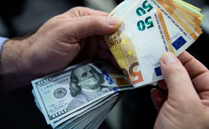 Курс євро в Україні різко пішов угору, долар – дешевшає