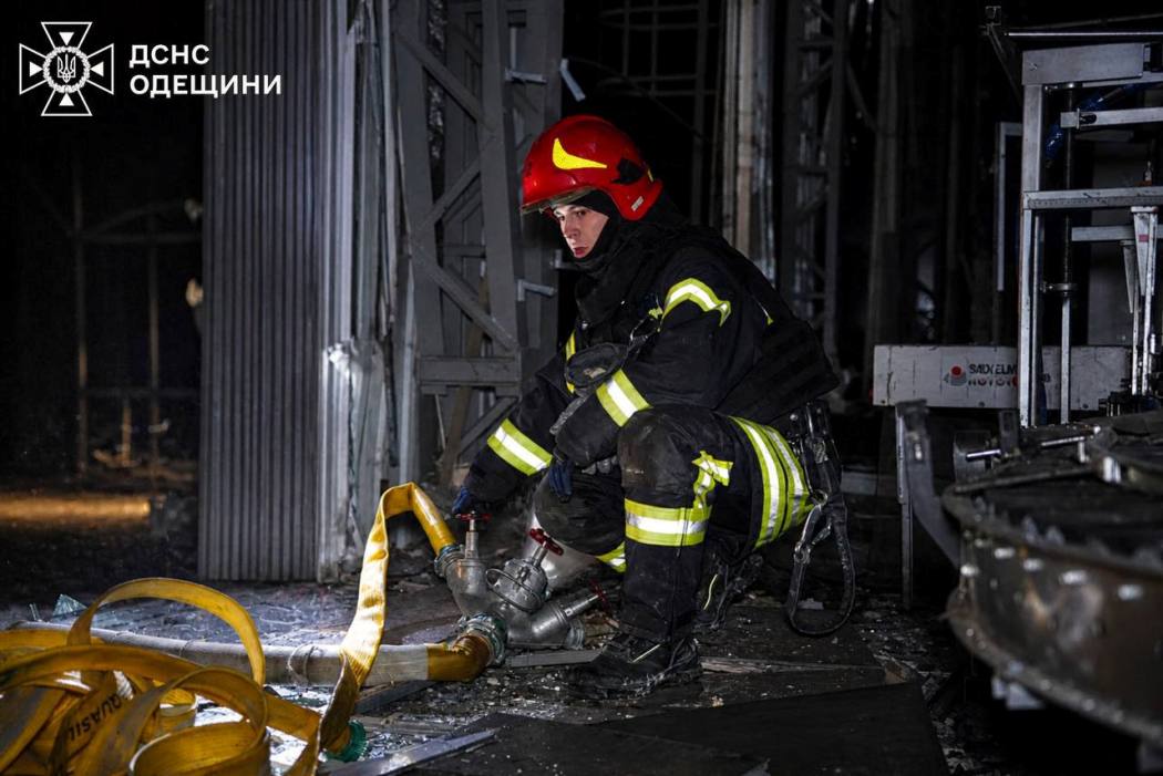 росіяни вночі атакували житлові квартали та портову інфраструктуру Одещини: є загиблі