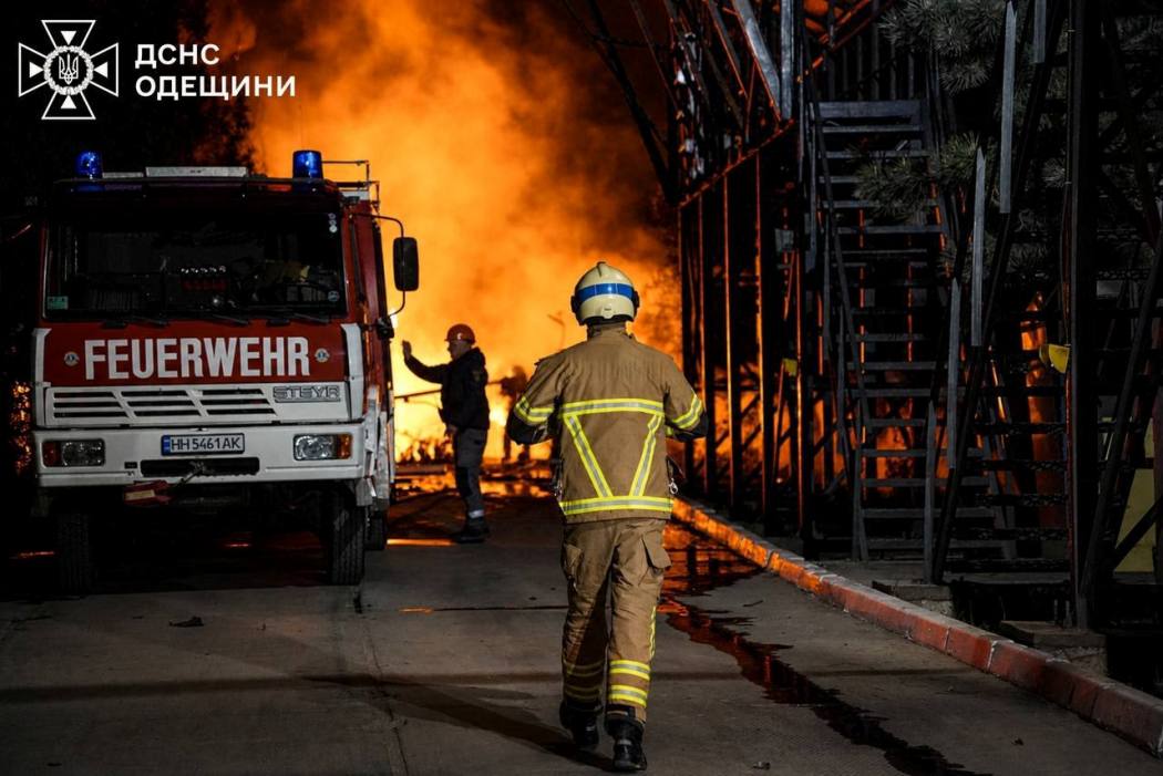 росіяни вночі атакували житлові квартали та портову інфраструктуру Одещини: є загиблі