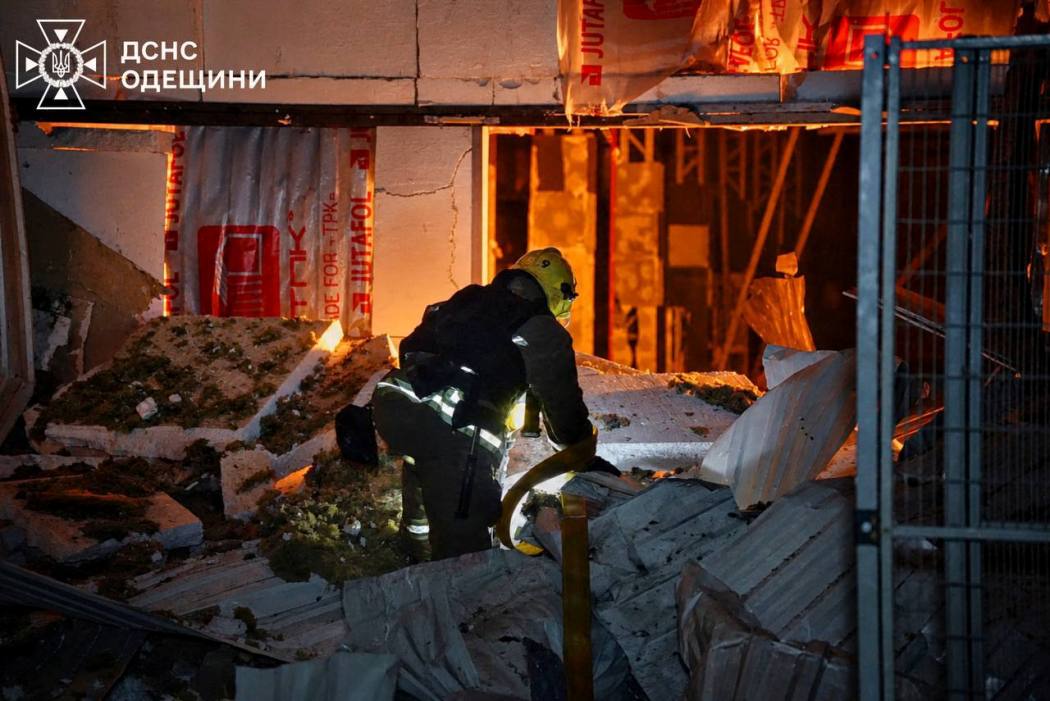 росіяни вночі атакували житлові квартали та портову інфраструктуру Одещини: є загиблі