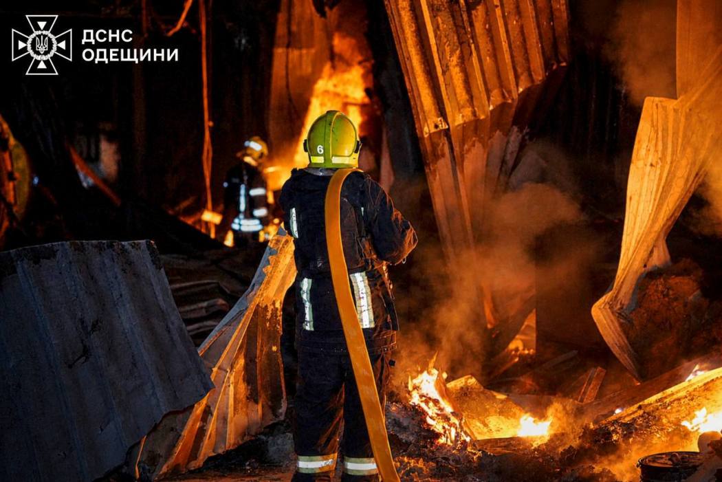 росіяни вночі атакували житлові квартали та портову інфраструктуру Одещини: є загиблі