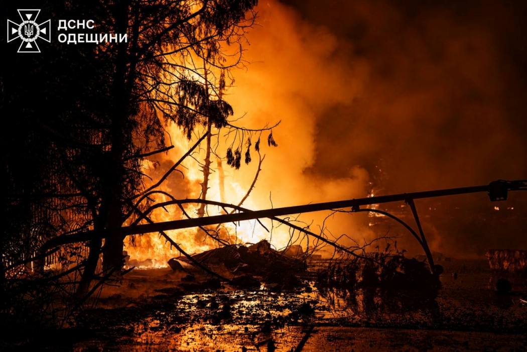росіяни вночі атакували житлові квартали та портову інфраструктуру Одещини: є загиблі