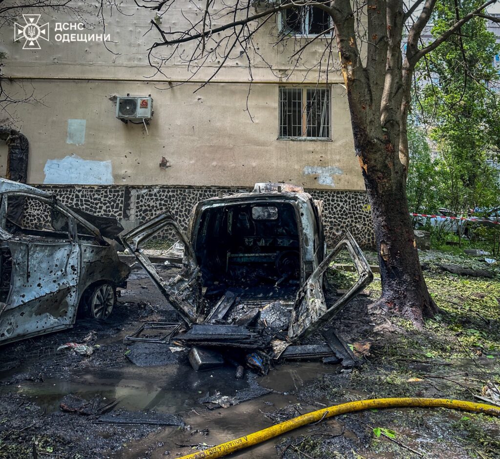 В Одесі внаслідок атаки "шахедів" сталася пожежа: є постраждалі (оновлено, додано фото)