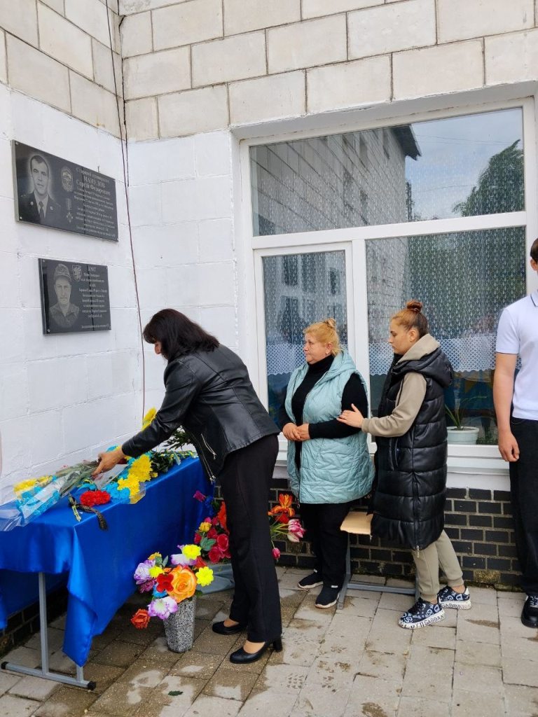 На стінах ліцею в Оксамитному відкрили меморіальну дошку загиблому на війні випускнику