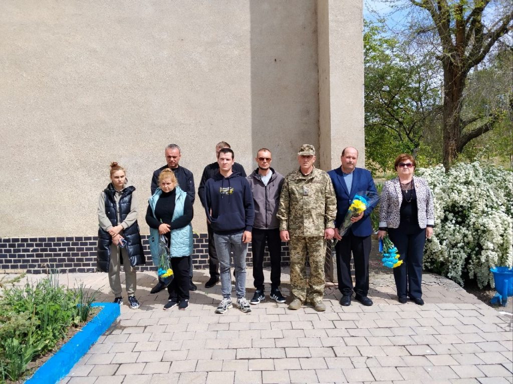 На стінах ліцею в Оксамитному відкрили меморіальну дошку загиблому на війні випускнику