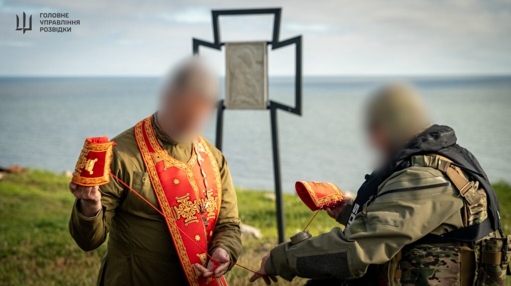 Богослужіння на скелях: на звільненому Зміїному вклонилися полеглим Героям