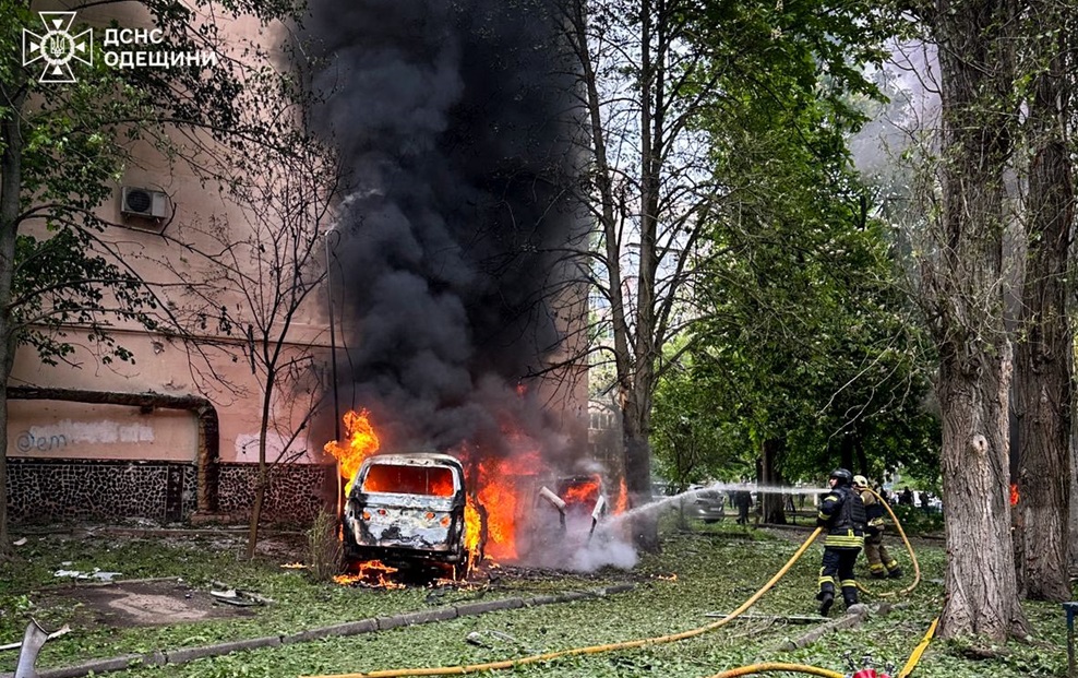 В Одесі внаслідок атаки "шахедів" сталася пожежа: є постраждалі (оновлено, додано фото)