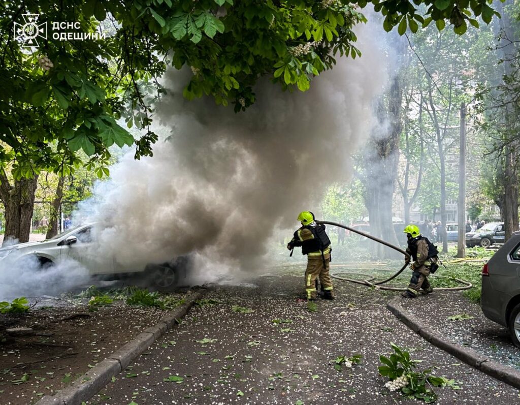 В Одесі внаслідок атаки "шахедів" сталася пожежа: є постраждалі (оновлено, додано фото)