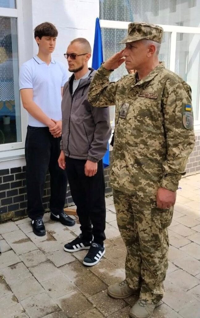 На стінах ліцею в Оксамитному відкрили меморіальну дошку загиблому на війні випускнику