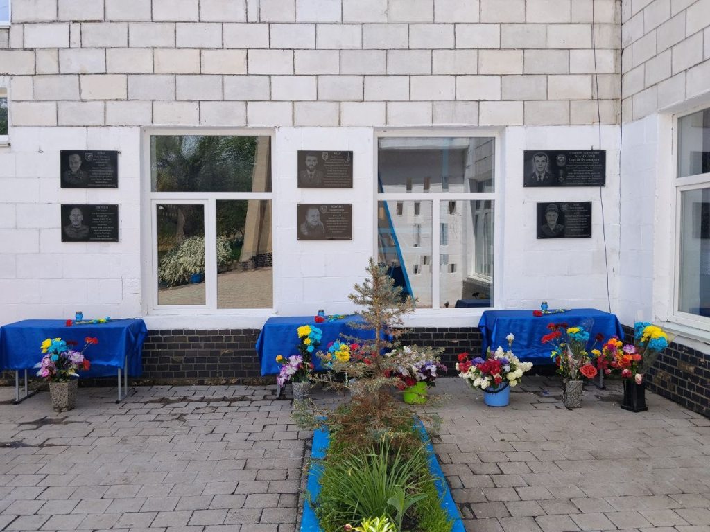 На стінах ліцею в Оксамитному відкрили меморіальну дошку загиблому на війні випускнику