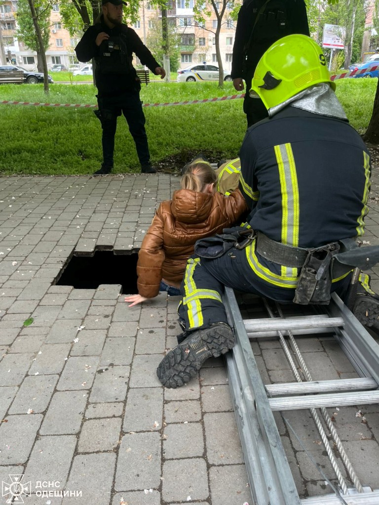 В Одесі дитина провалилися під землю під час прогулянки