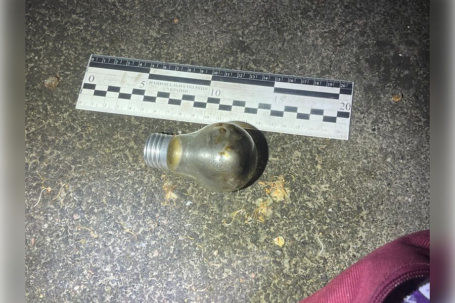 У мешканки Ізмаїла виявили дивну лампочку та підозрілу речовину