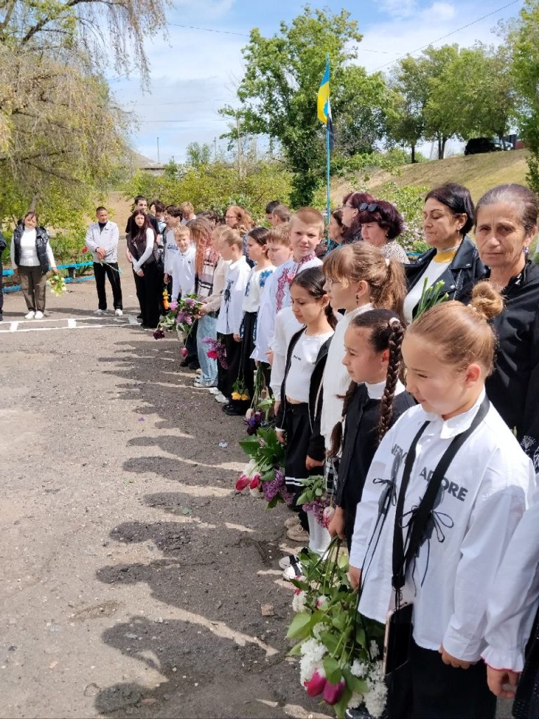 На стінах ліцею в Оксамитному відкрили меморіальну дошку загиблому на війні випускнику