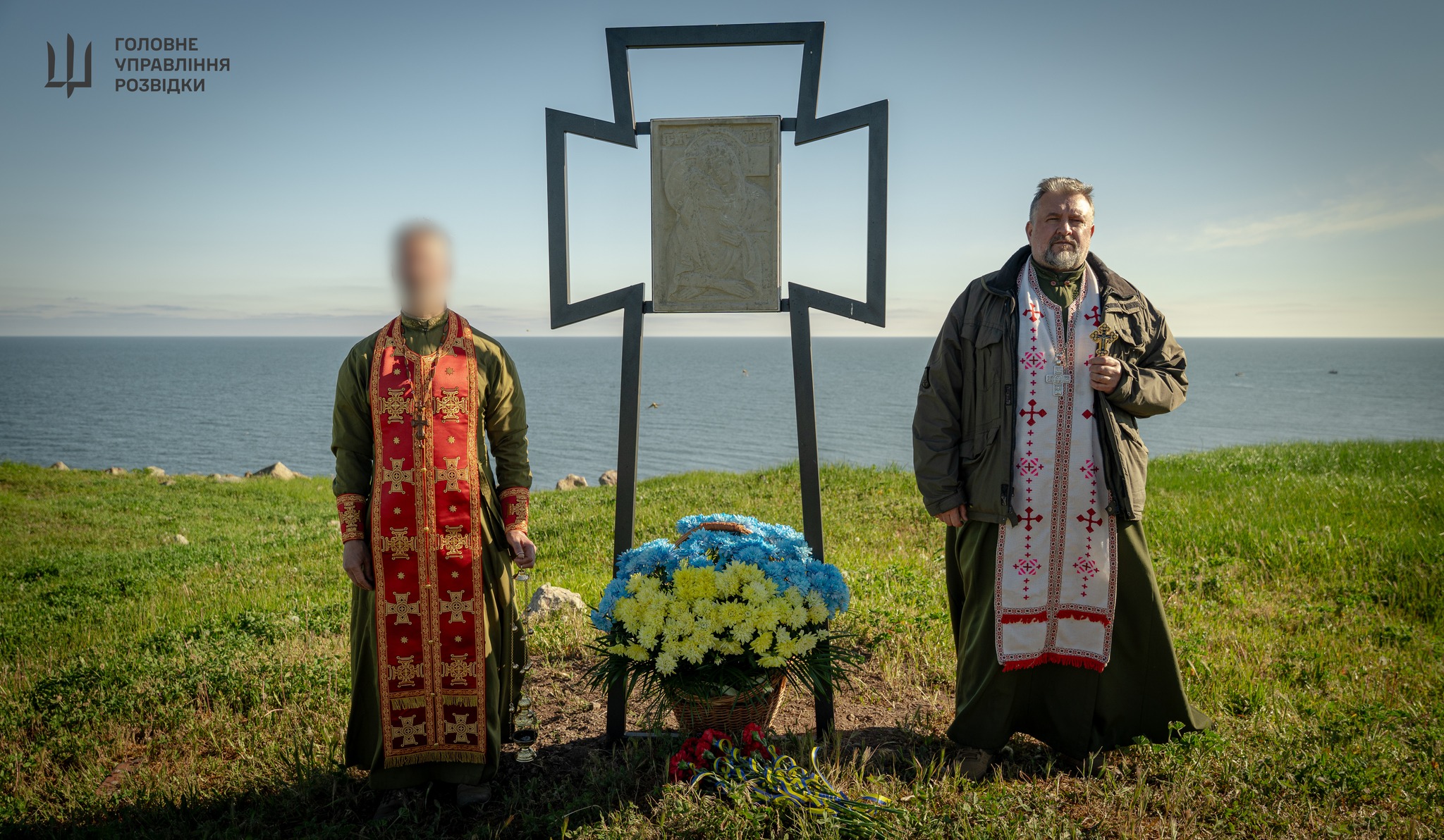 Богослужіння на скелях: на звільненому Зміїному вклонилися полеглим Героям