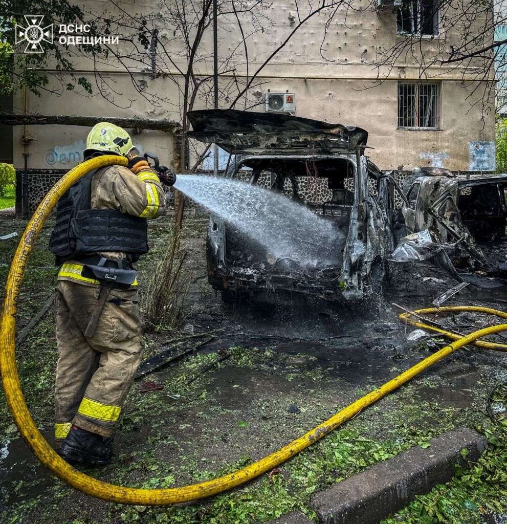В Одесі внаслідок атаки "шахедів" сталася пожежа: є постраждалі (оновлено, додано фото)