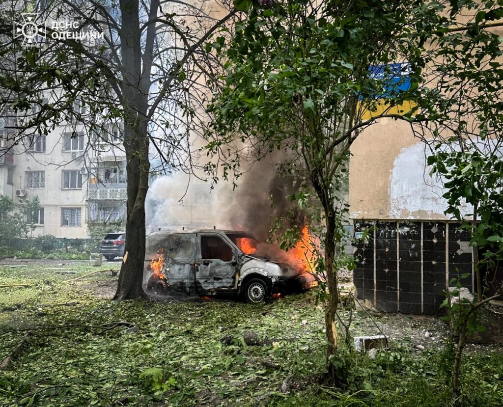 В Одесі внаслідок атаки "шахедів" сталася пожежа: є постраждалі (оновлено, додано фото)