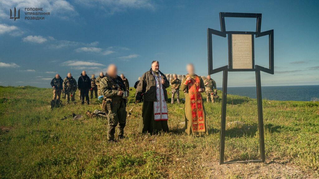 Богослужіння на скелях: на звільненому Зміїному вклонилися полеглим Героям