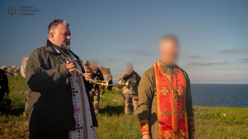 Богослужіння на скелях: на звільненому Зміїному вклонилися полеглим Героям