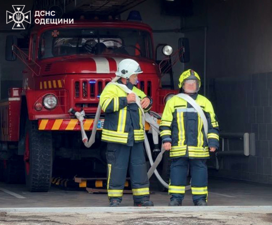 Герої без зброї: одразу шістьох рятувальників з Білгород-Дністровщини провели на заслужений відпочинок