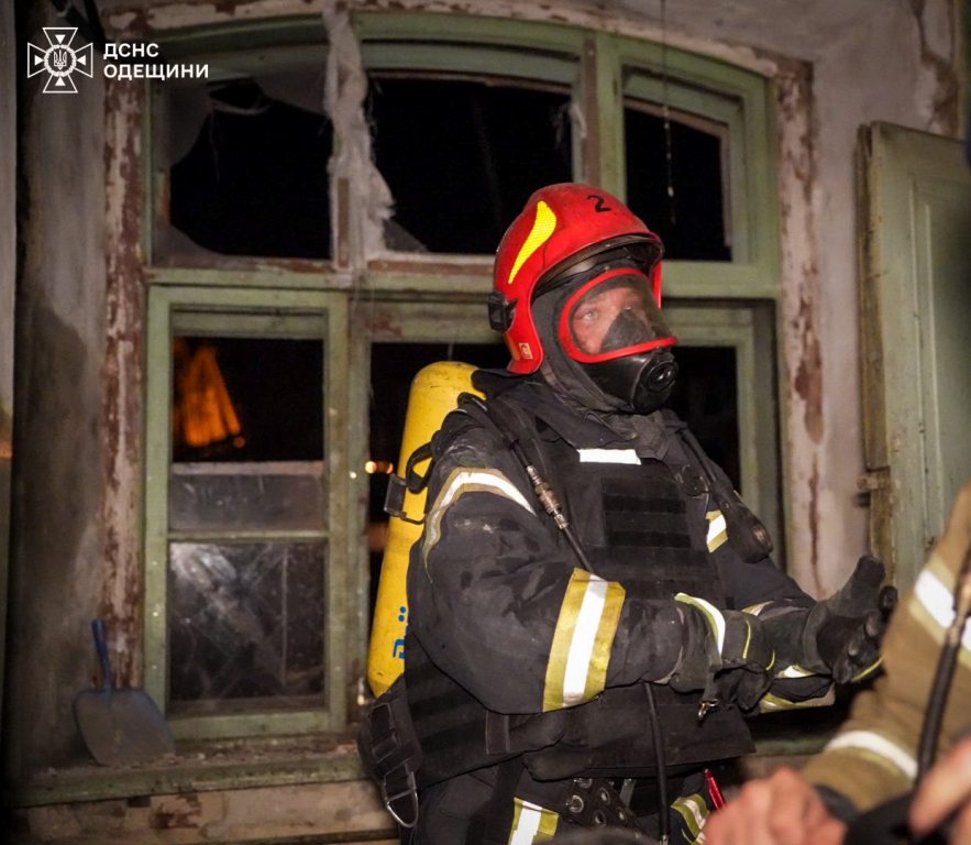 Вночі росіяни поцілили у житлові квартали в Одесі: серед поранених – дитина